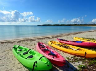 屋那覇島の美しい珊瑚の海と夏空