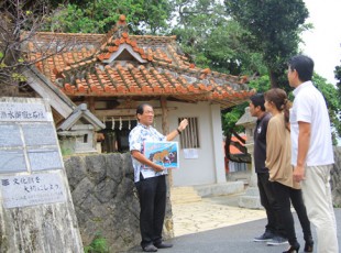 宮古島 綾道 あやんつ 英雄物語 歴史散歩ガイドツアー 旧市街地の史跡や文化財をめぐる 3 000 沖縄のオプショナルツアーセルリアンブルー